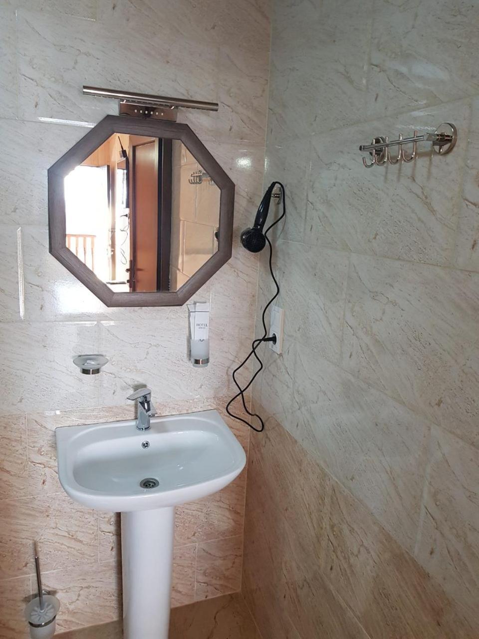 Park Hotel Kutaisi Ngoại thất bức ảnh